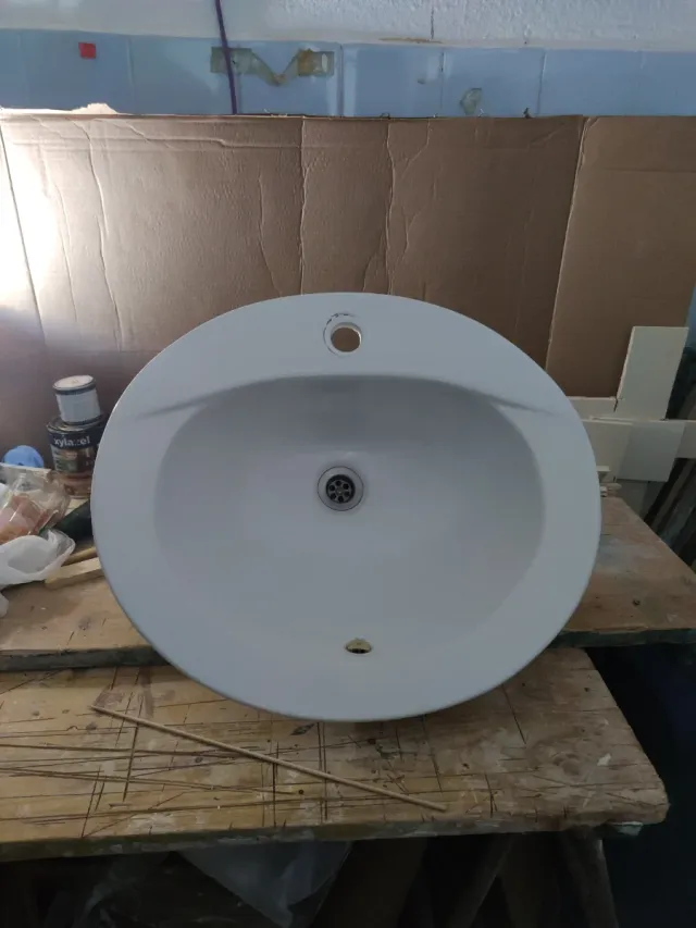 Pileta de baño blanca de porcelana tenemos 3