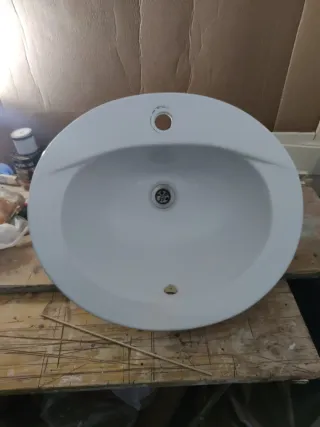 Pileta de baño blanca de porcelana tenemos 3
