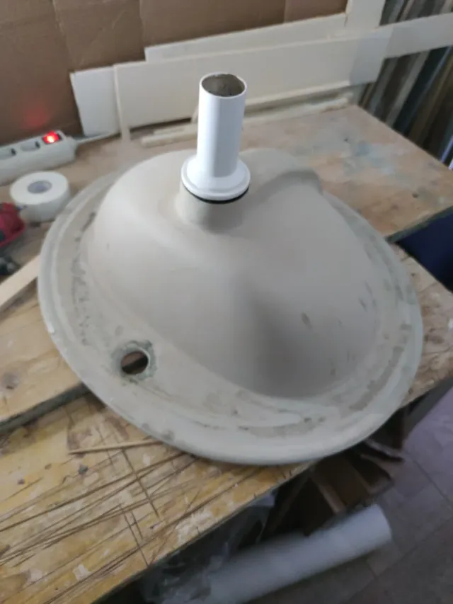 Pileta de baño blanca de porcelana tenemos 3