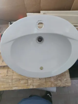 Pileta de baño blanca de porcelana tenemos 3