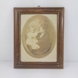 Vecchia cornice portafoto con foto antica