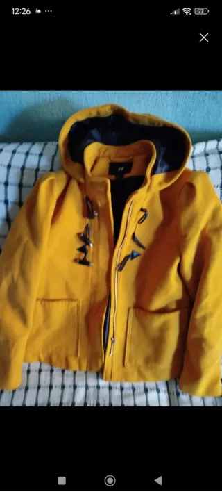 Parka H&M amarilla con capucha