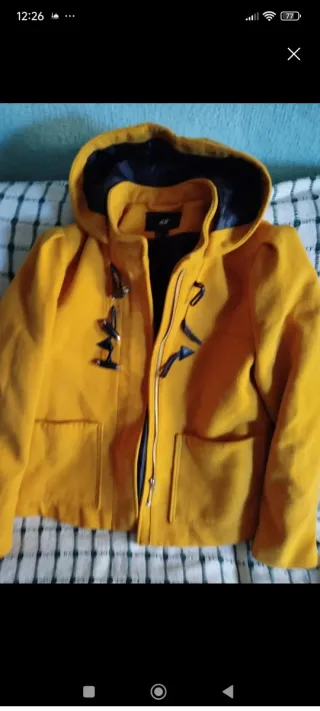 Parka H&M amarilla con capucha