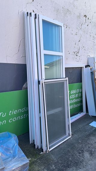 Ventanas aluminio blancas con persiana-mosquitera