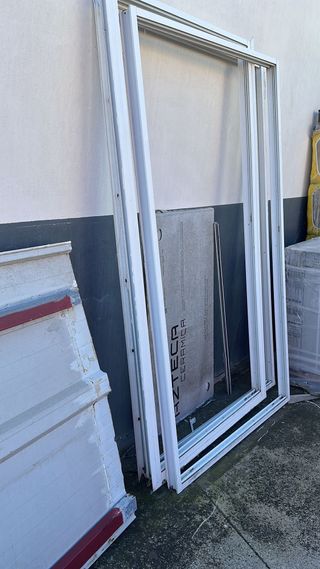 Ventanas aluminio blancas con persiana-mosquitera