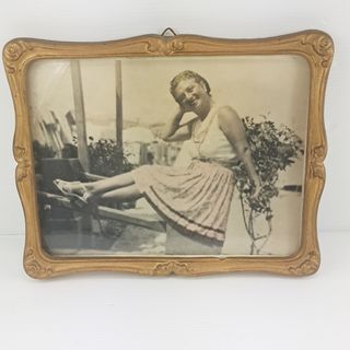Vecchia cornice con foto antica donna