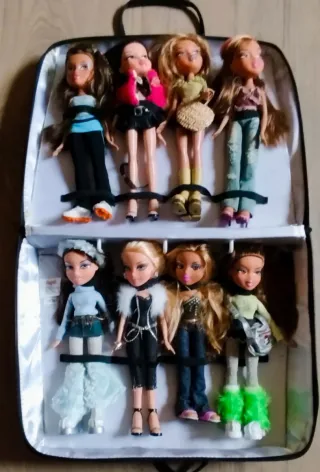 Lotto di bambole Bratz con valigia, accessori (asta di Andrea)