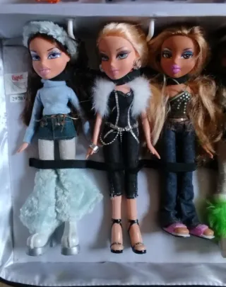 Lotto di bambole Bratz con valigia, accessori (asta di Andrea)