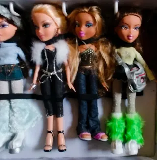 Lotto di bambole Bratz con valigia, accessori (asta di Andrea)