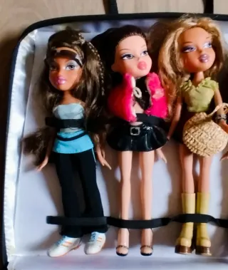 Lotto di bambole Bratz con valigia, accessori (asta di Andrea)