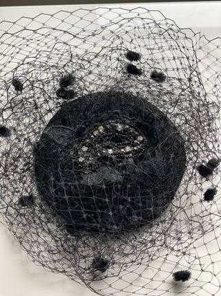 Tocado con velo negro