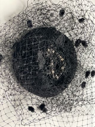 Tocado con velo negro