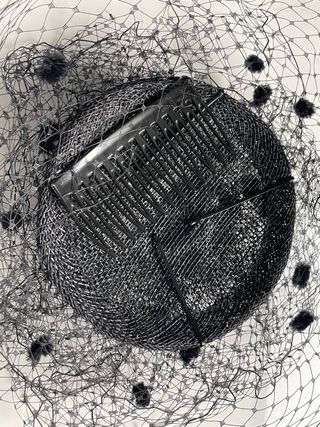 Tocado con velo negro