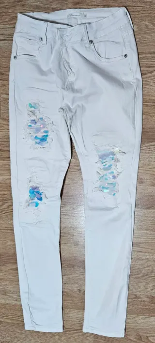Pantalón vaquero roto con lentejuelas