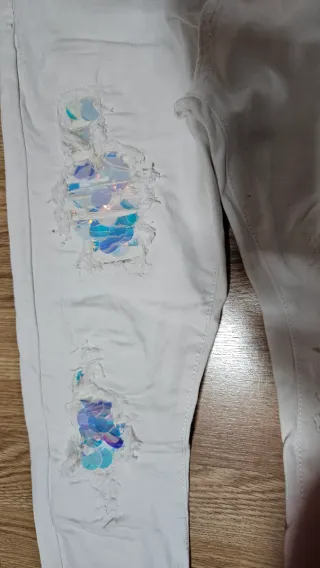 Pantalón vaquero roto con lentejuelas