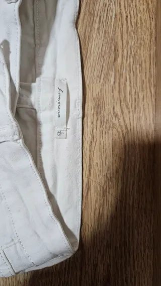 Pantalón vaquero roto con lentejuelas