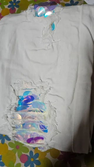 Pantalón vaquero roto con lentejuelas