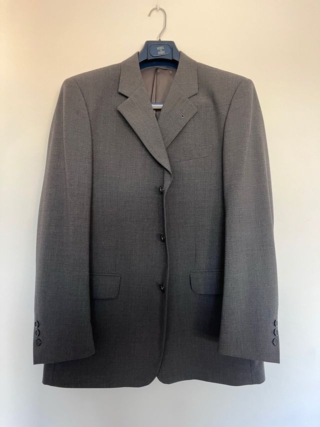 Traje de chaqueta y pantalón gris