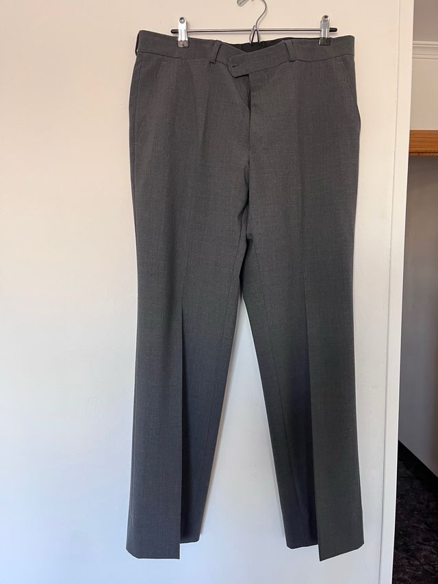 Traje de chaqueta y pantalón gris