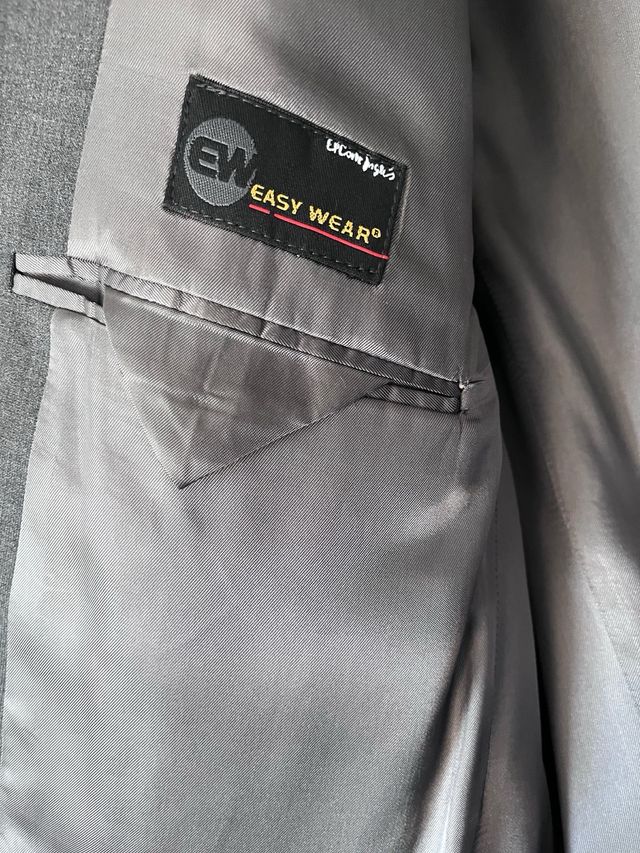 Traje de chaqueta y pantalón gris