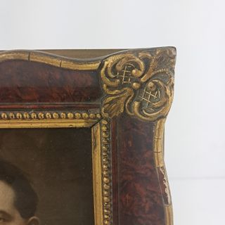 Vecchia cornice con foto uomo