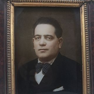 Vecchia cornice con foto uomo