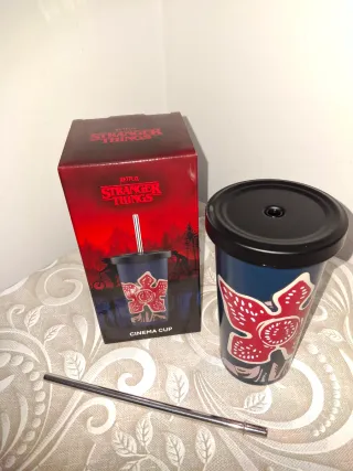 Bicchiere Stranger Things con Cannuccia