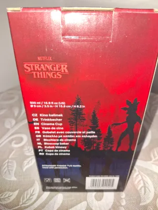 Bicchiere Stranger Things con Cannuccia