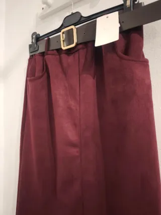 Falda Midi burdeos con cinturón