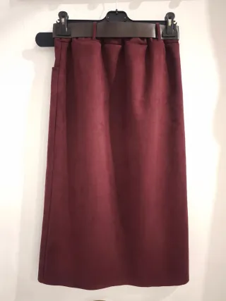 Falda Midi burdeos con cinturón