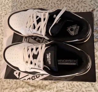 Tenis Reebok Talla 42 Negros y Blancos