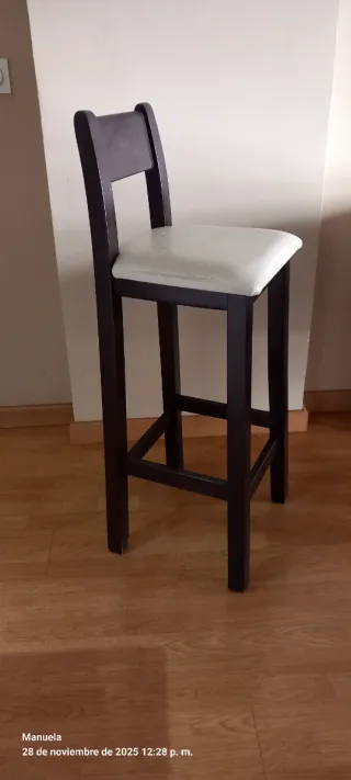 Dos bancos altos madera y cuero