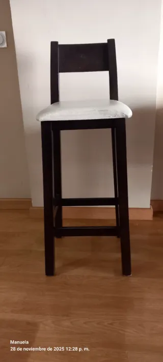 Dos bancos altos madera y cuero