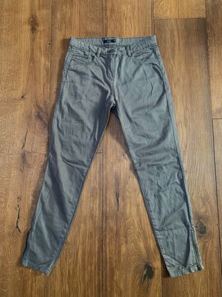 Pantaloni attillati con zip  sulla caviglia