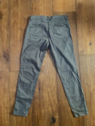 Pantaloni attillati con zip  sulla caviglia