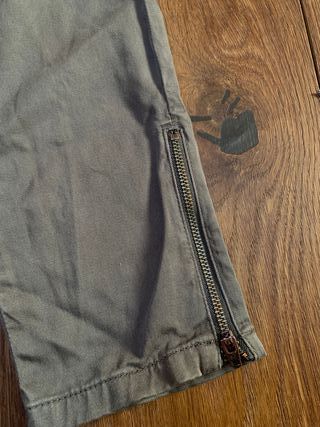 Pantaloni attillati con zip  sulla caviglia