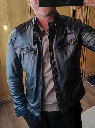 Cazadora de cuero negra