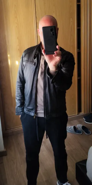 Cazadora de cuero negra