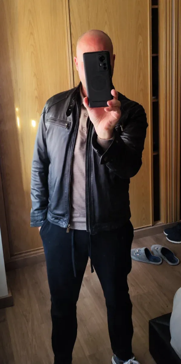 Cazadora de cuero negra