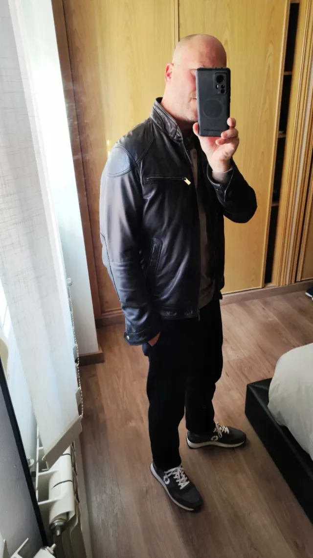 Cazadora de cuero negra