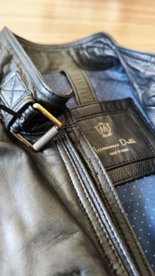 Cazadora de cuero negra