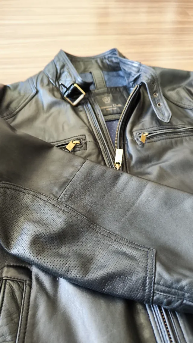 Cazadora de cuero negra