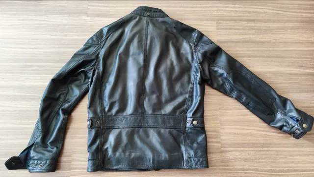 Cazadora de cuero negra