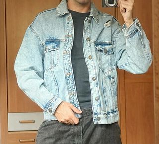 Cazadora vaquera oversize desgastada