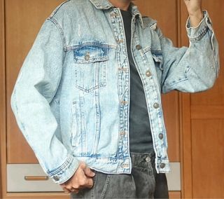 Cazadora vaquera oversize desgastada
