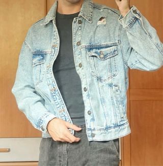 Cazadora vaquera oversize desgastada