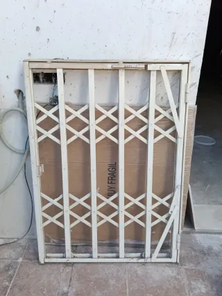 Reja de tijera extensible Medidas 88 x121 cm