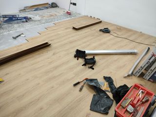 Tarima flotante, rodapiés y puertas