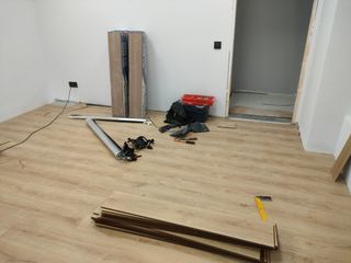 Tarima flotante, rodapiés y puertas