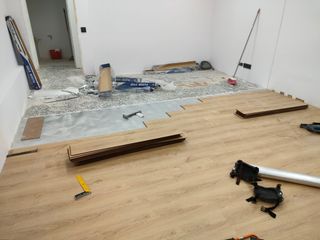 Tarima flotante, rodapiés y puertas